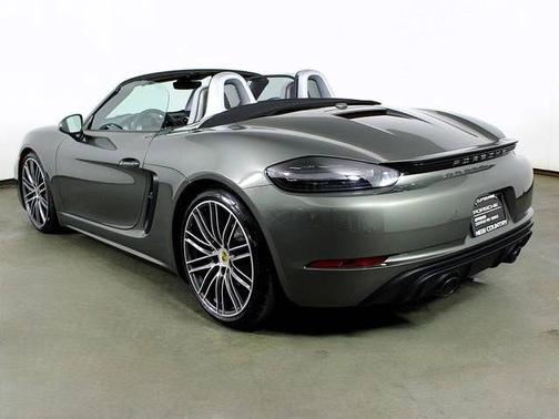 Aventurine Green Metallic 2025 Porsche 718 Boxster