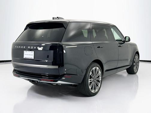 Santorini Black Metallic 2026 Land Rover Range Rover P530 SE 7 Seat