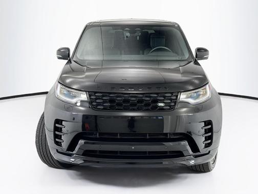 Fuji White 2024 Land Rover Discovery Dynamic SE