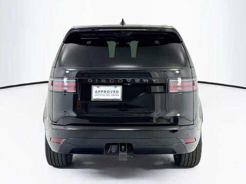Fuji White 2024 Land Rover Discovery Dynamic SE