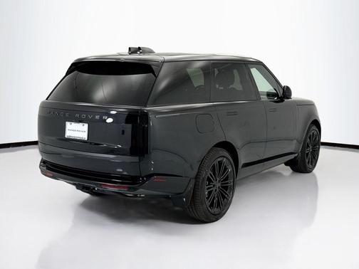 Santorini Black Metallic 2026 Land Rover Range Rover P530 SE