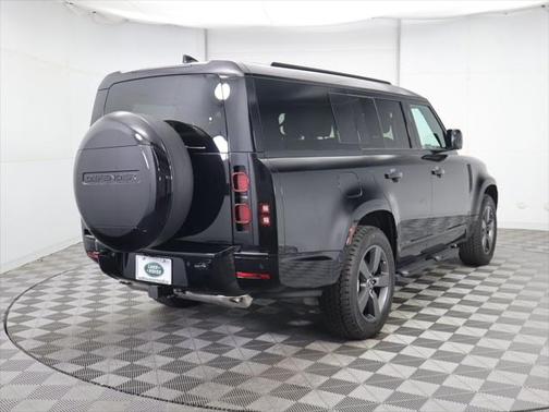 2025 Land Rover Defender 130 P400 X-Dynamic SE