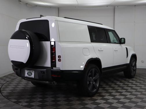 2024 Land Rover Defender 130 P400 Outbound