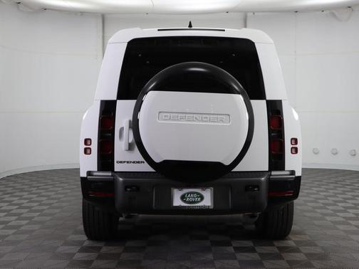 2024 Land Rover Defender 130 P400 Outbound