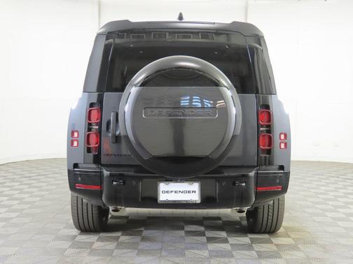 2025 Land Rover Defender 130 P400 X-Dynamic SE