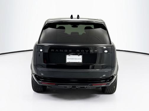 Santorini Black Metallic 2026 Land Rover Range Rover SE