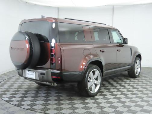 2025 Land Rover Defender 130 P400 X-Dynamic SE