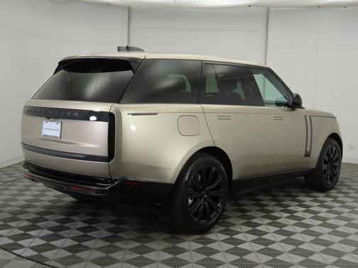 2026 Land Rover Range Rover P550e SE