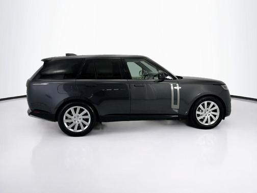 Carpathian Grey Premium Metallic 2023 Land Rover Range Rover P400 SE