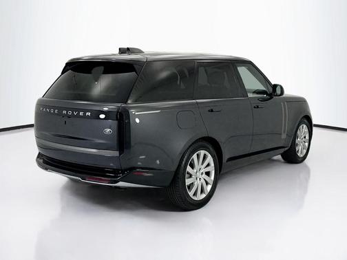 Carpathian Grey Premium Metallic 2023 Land Rover Range Rover P400 SE