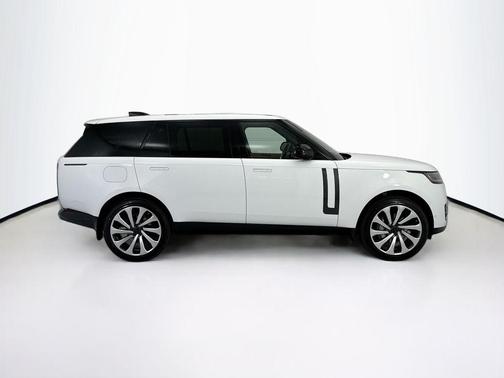 Fuji White 2026 Land Rover Range Rover P400 SE 7 Seat