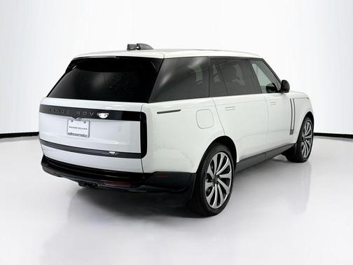 Fuji White 2026 Land Rover Range Rover P400 SE 7 Seat