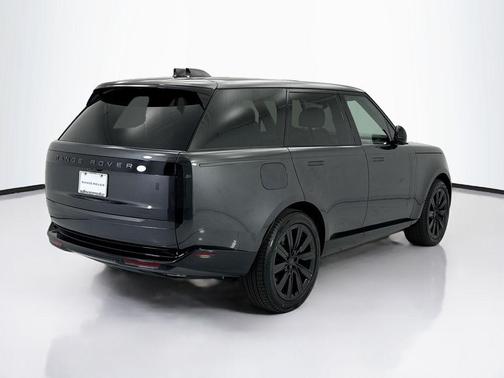 Carpathian Grey Prem Met 2026 Land Rover Range Rover P550e SE
