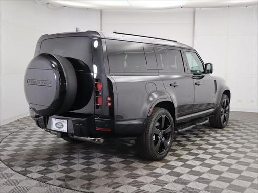 2025 Land Rover Defender 130 P400 X-Dynamic SE