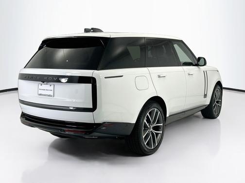 Fuji White 2026 Land Rover Range Rover SE