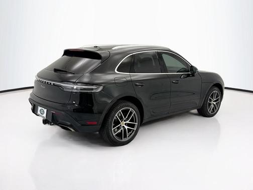 Jet Black Metallic 2022 Porsche Macan Macan