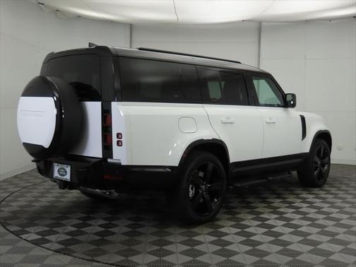 2025 Land Rover Defender 130 P400 X-Dynamic SE