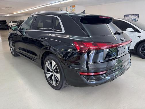 2024 Audi Q8 e-tron Premium