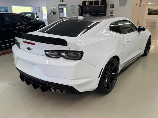 Summit White 2021 Chevrolet Camaro 1SS
