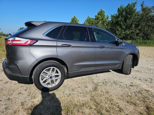 Gray Metallic 2022 Ford Edge SEL