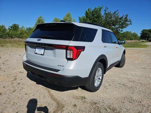 Space White Metallic 2026 Ford Explorer Active