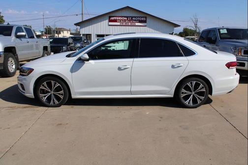 Pure White 2022 Volkswagen Passat 2.0T SE