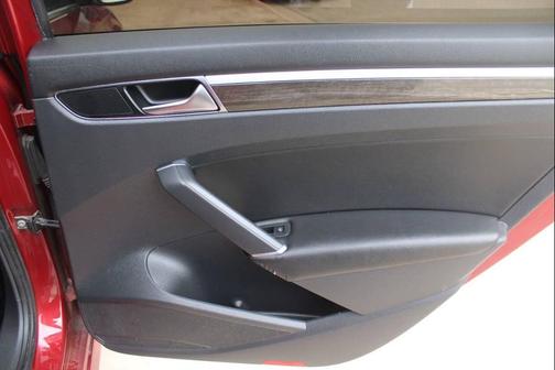 Fortana Red Metallic 2018 Volkswagen Passat 2.0T SE