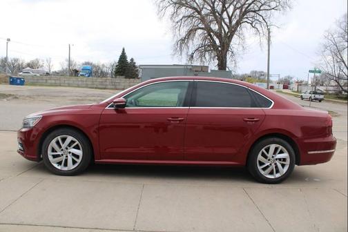 Fortana Red Metallic 2018 Volkswagen Passat 2.0T SE