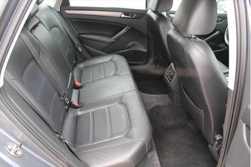 2014 Volkswagen Passat 1.8T Auto SE w/Sunroof & Nav