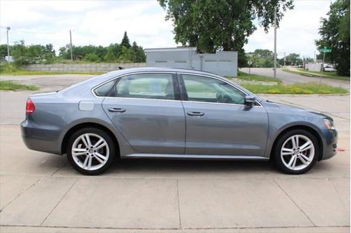 2014 Volkswagen Passat 1.8T Auto SE w/Sunroof & Nav