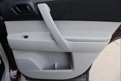 Burgundy 2013 Toyota Highlander SE