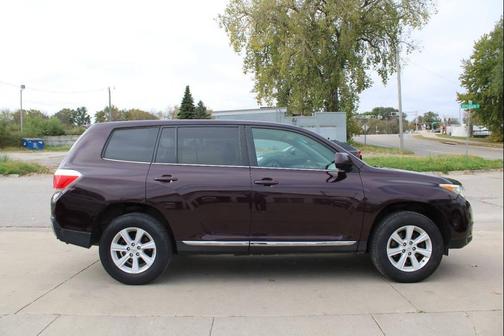 Burgundy 2013 Toyota Highlander SE