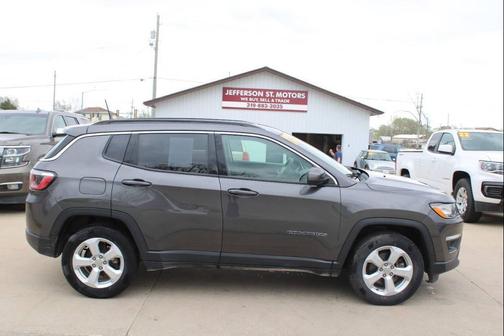 Granite Crystal Metallic Clearcoat 2017 Jeep New Compass Latitude