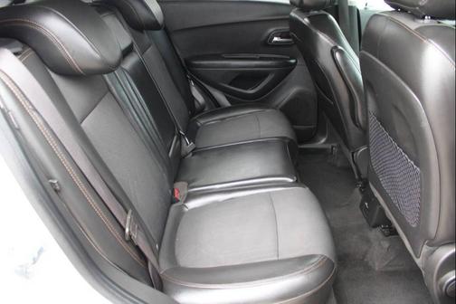 Silver Ice Metallic 2021 Chevrolet Trax LT
