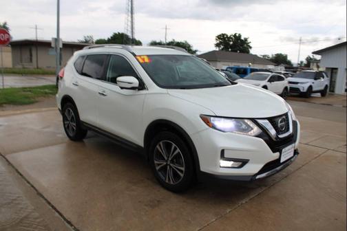 White 2017 Nissan Rogue SV