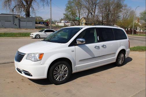 Bright White Clearcoat 2014 Chrysler Town & Country Touring-L