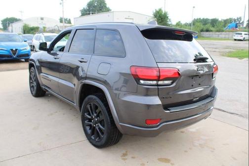 Granite Crystal Metallic Clearcoat 2018 Jeep Grand Cherokee Altitude