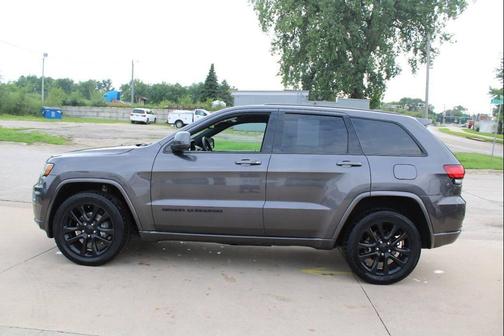 Granite Crystal Metallic Clearcoat 2018 Jeep Grand Cherokee Altitude
