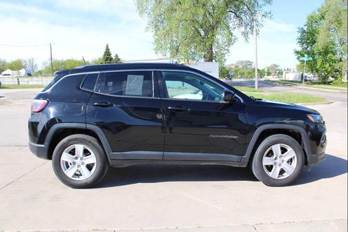 Diamond Black Crystal Pearlcoat 2022 Jeep Compass Latitude