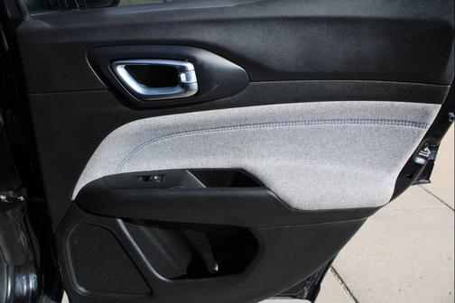 Diamond Black Crystal Pearlcoat 2022 Jeep Compass Latitude