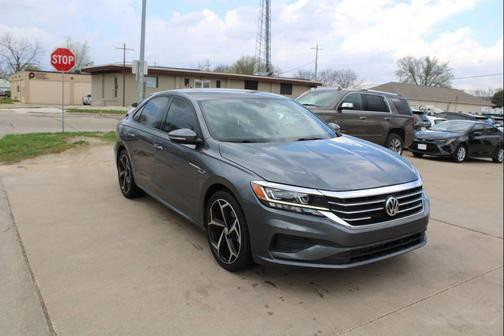 Platinum Gray Metallic 2021 Volkswagen Passat 2.0T R-Line