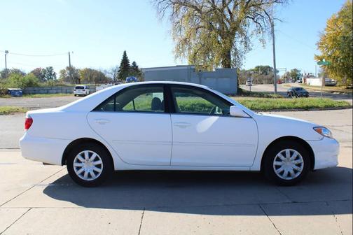 Super White 2005 Toyota Camry LE