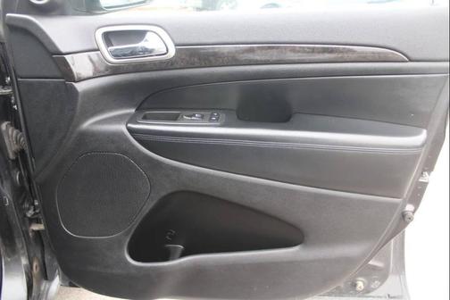 Brilliant Black Crystal Pearlcoat 2013 Jeep Grand Cherokee Laredo