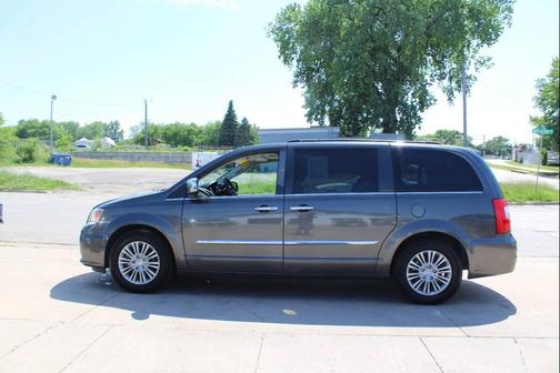 Granite Crystal Metallic Clearcoat 2016 Chrysler Town & Country Touring-L