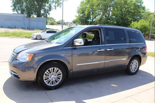 Granite Crystal Metallic Clearcoat 2016 Chrysler Town & Country Touring-L