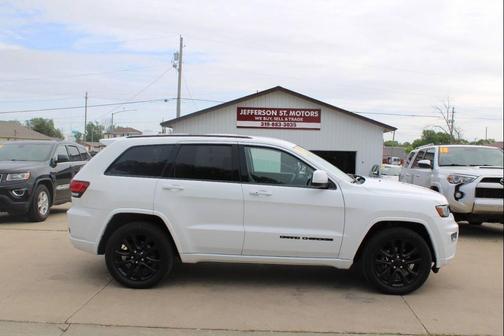 Bright White Clearcoat 2018 Jeep Grand Cherokee Laredo E