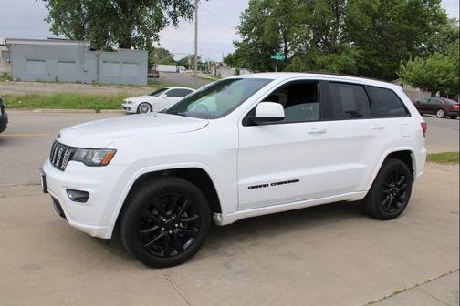Bright White Clearcoat 2018 Jeep Grand Cherokee Laredo E