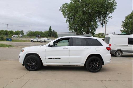 Bright White Clearcoat 2018 Jeep Grand Cherokee Laredo E