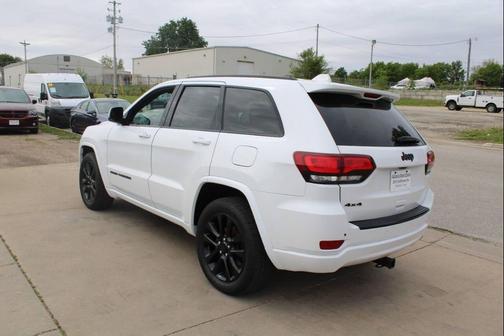 Bright White Clearcoat 2018 Jeep Grand Cherokee Laredo E