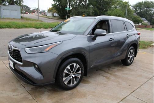 Gray 2023 Toyota Highlander Hybrid XLE